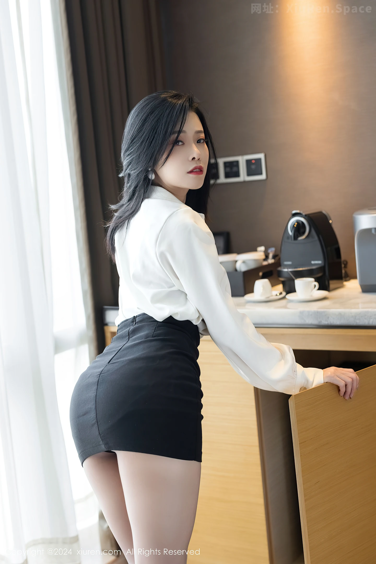 图片[6]-[XiuRen秀人网] VOL.9329 模特luvian本能性感白衬衫配黑短裙露超薄肉丝秀凹凸身材诱惑写真42P-秀人网官方网站